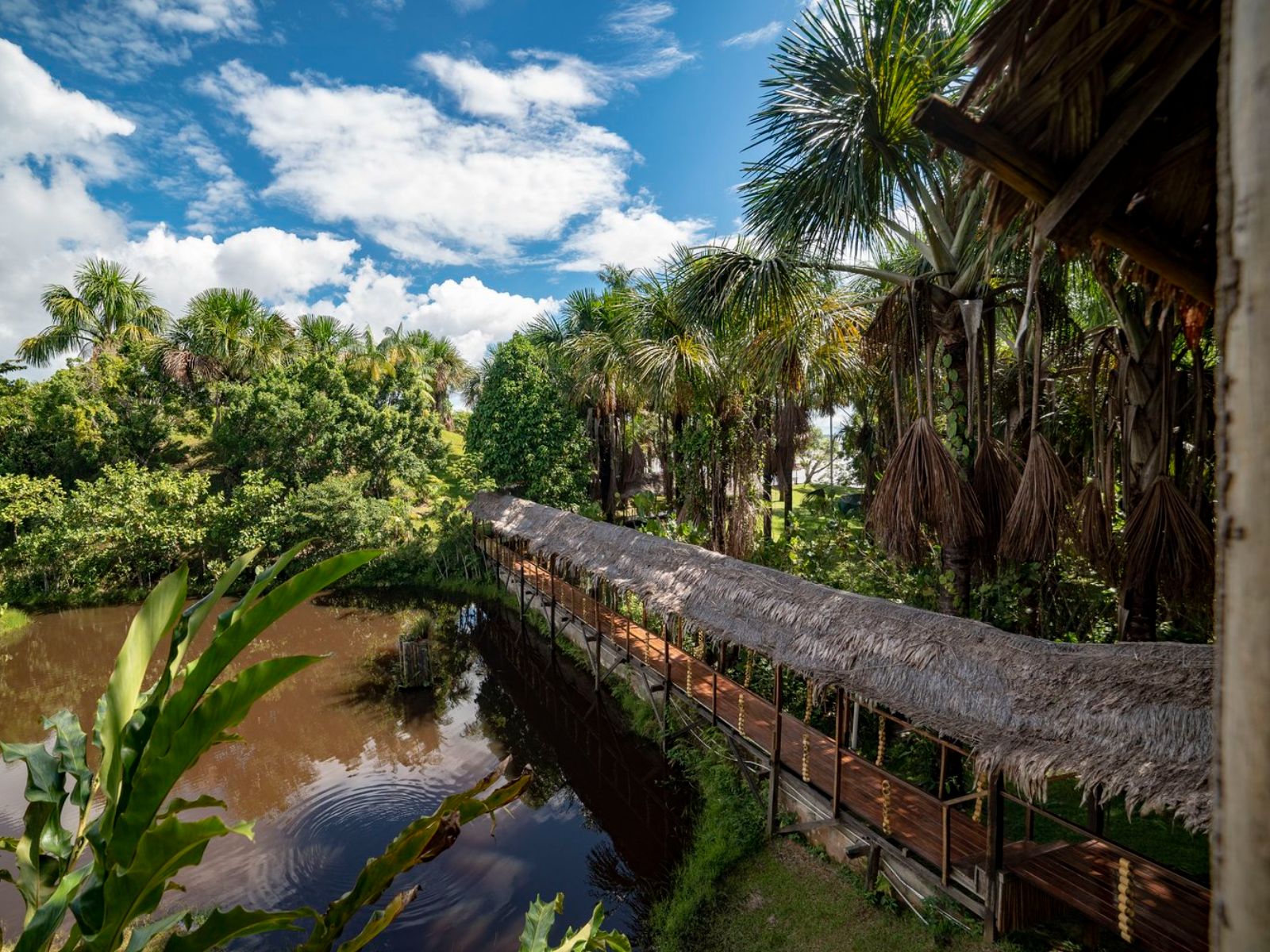 rondreis peru, iquitos, pacaya samiria lodge buitenaanzicht