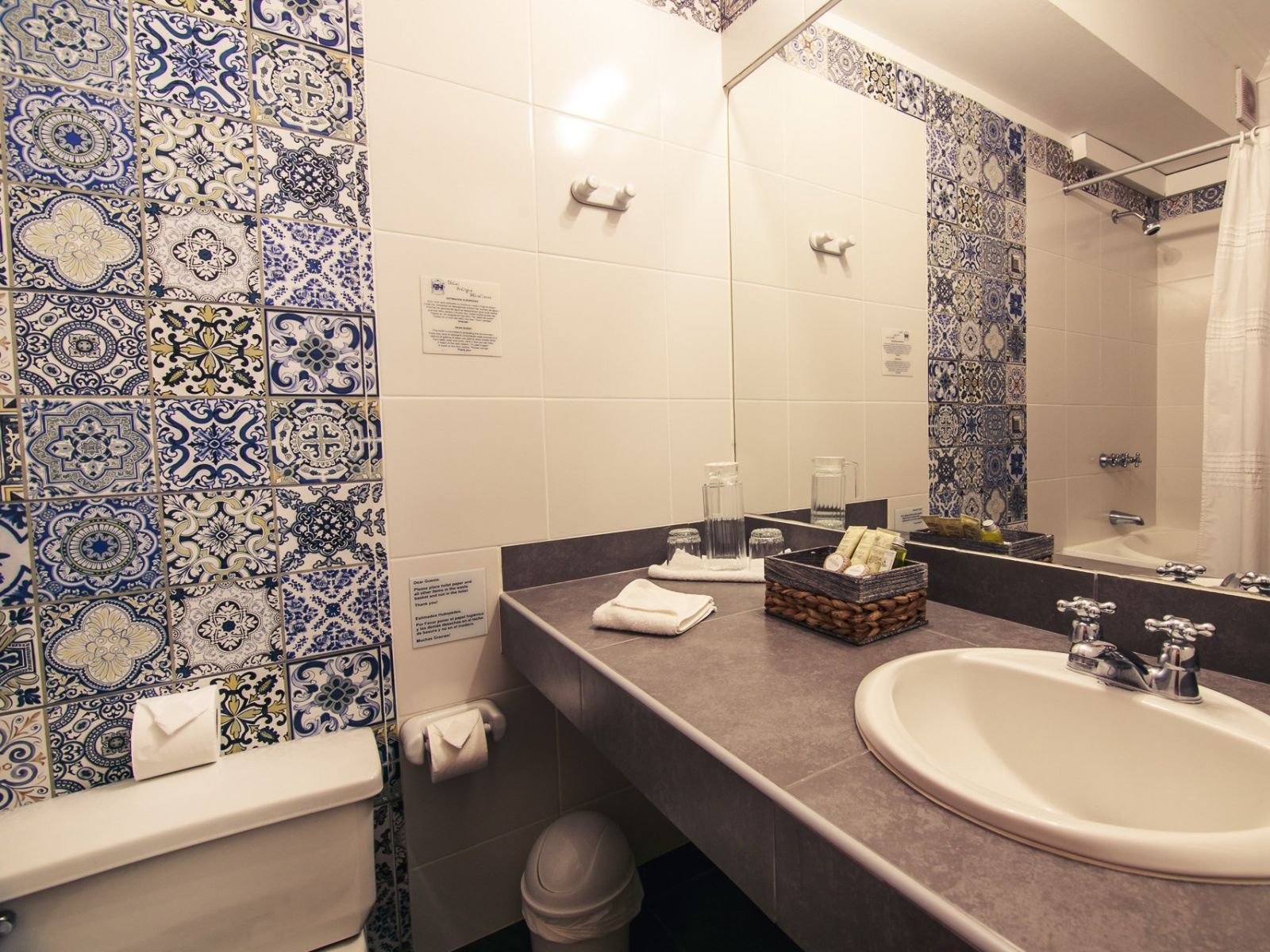 rondreis peru, lima, antiqua miraflores badkamer
