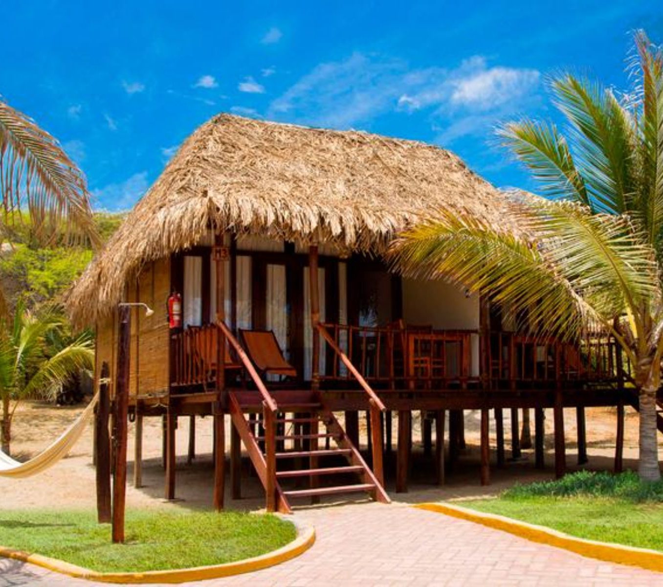 rondreis peru, mancora, vichayito bungalows & carpas buitenaanzicht
