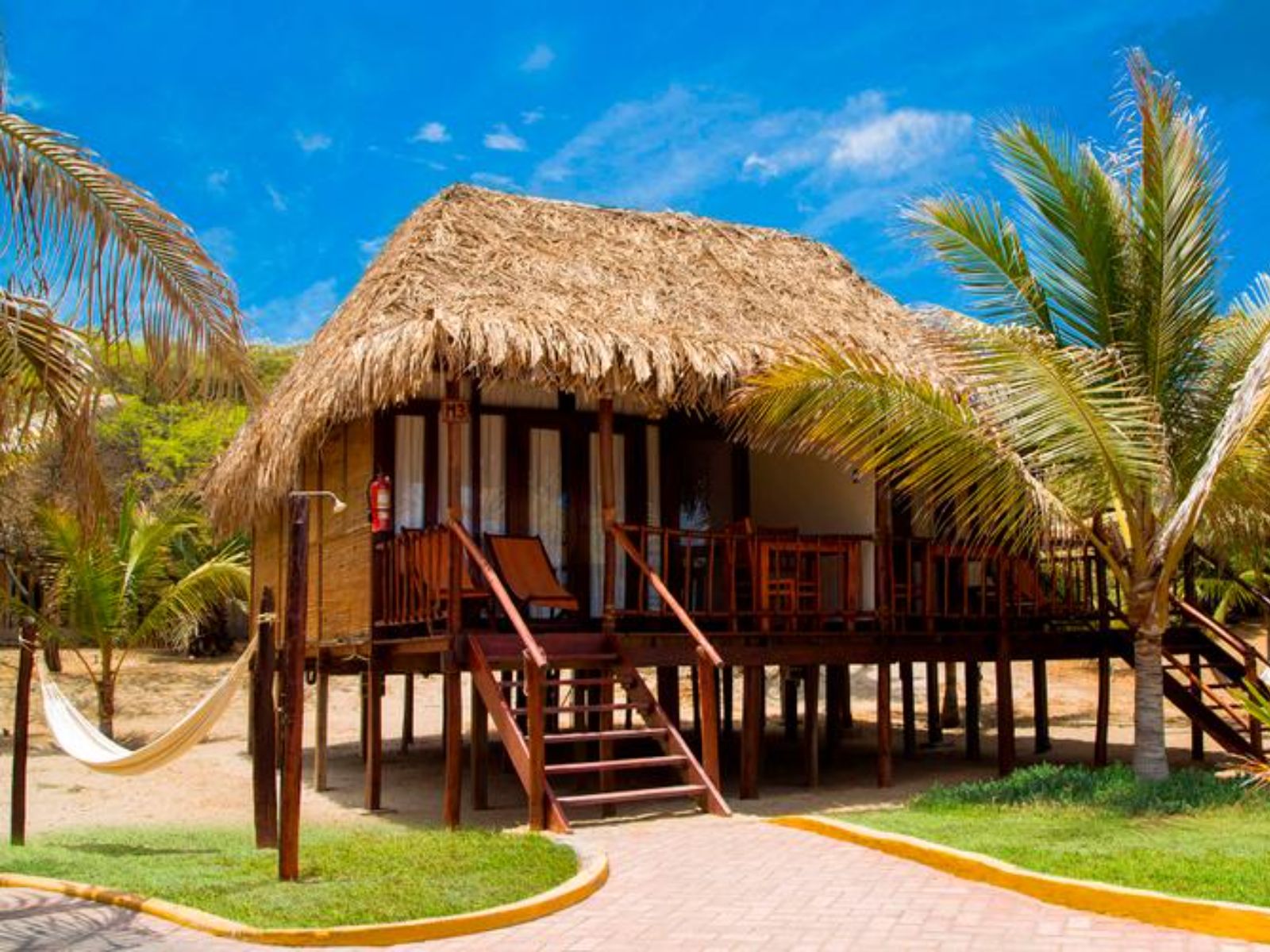 rondreis peru, mancora, vichayito bungalows & carpas buitenaanzicht