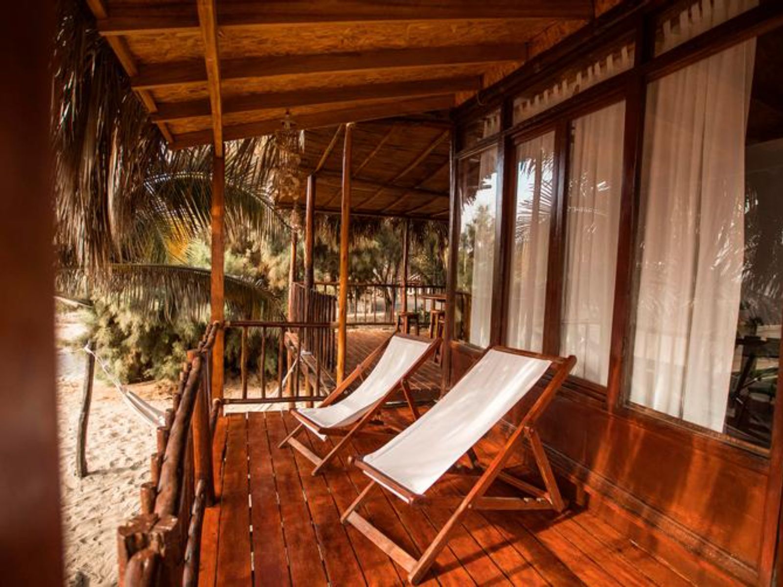 rondreis peru, mancora, vichayito bungalows & carpas stoelen