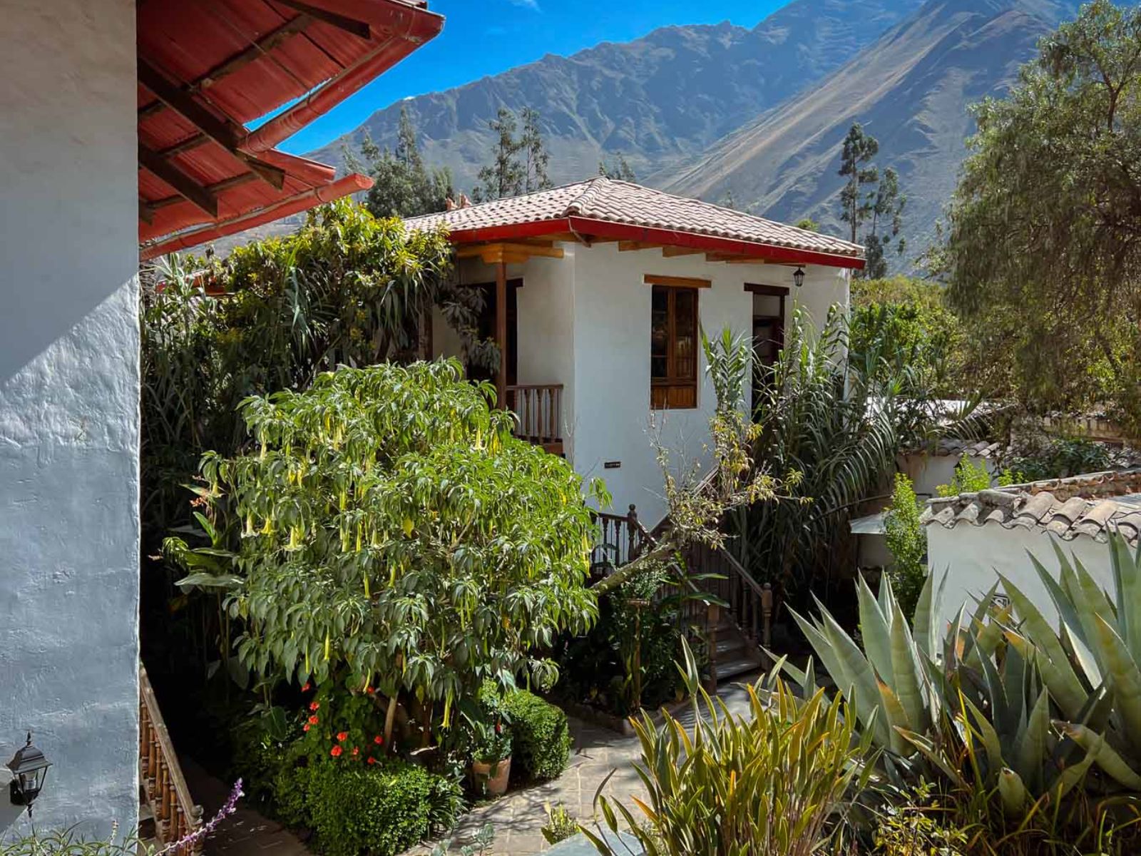 rondreis peru, ollantaytambo (sacred valley), el albergue de ollantaytambo - buitenaanzicht