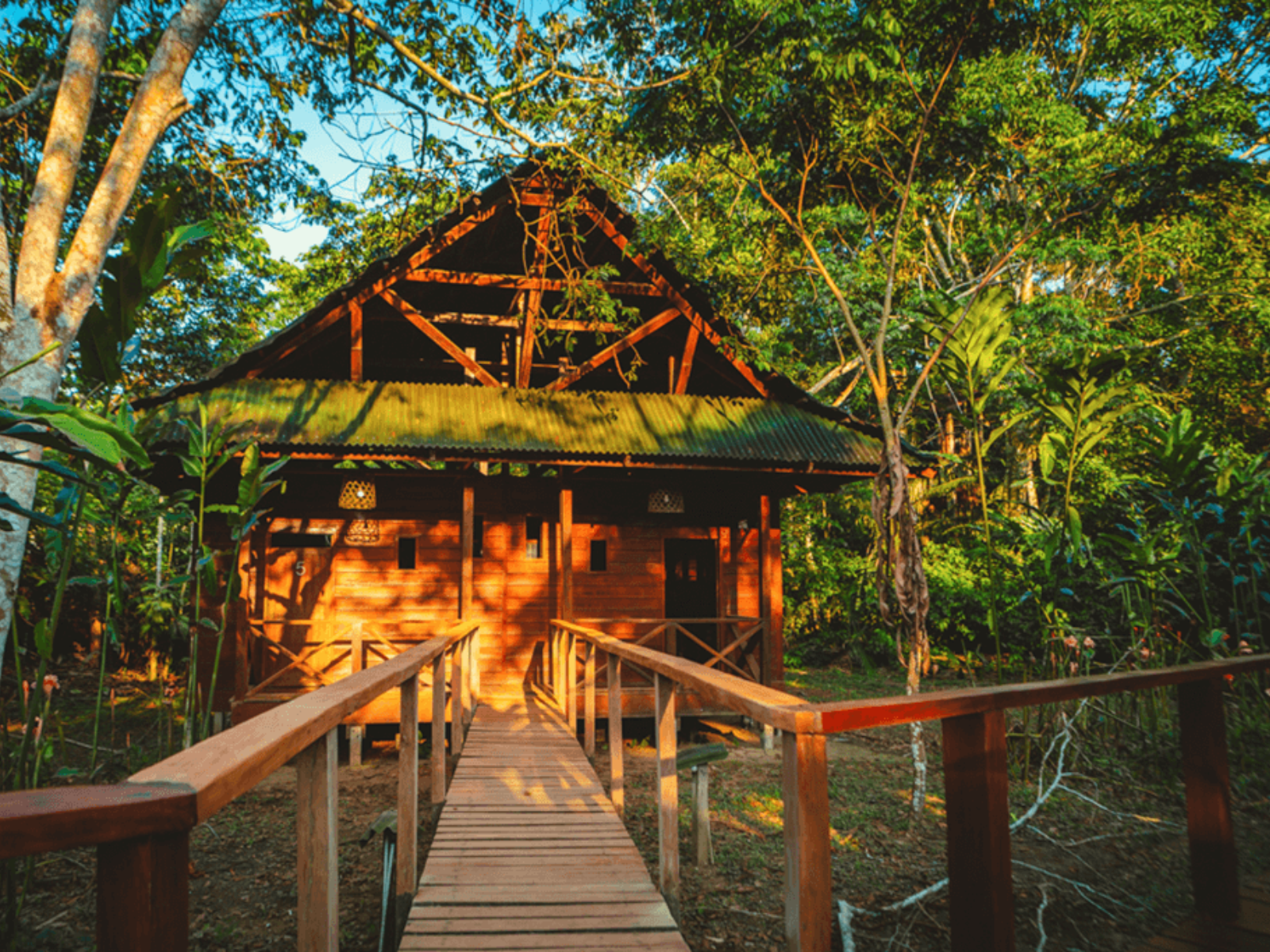 rondreis peru, puerto maldonado, nape lodge - buitenaanzicht