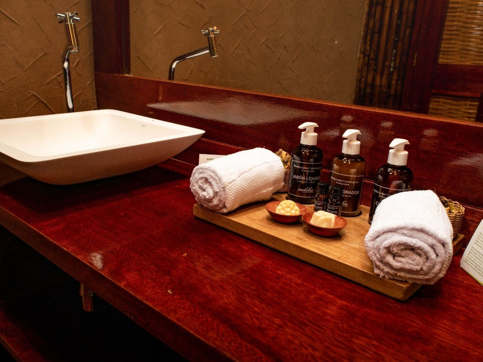 rondreis peru, puerto maldonado, posada amazones lodge - badkamer 2