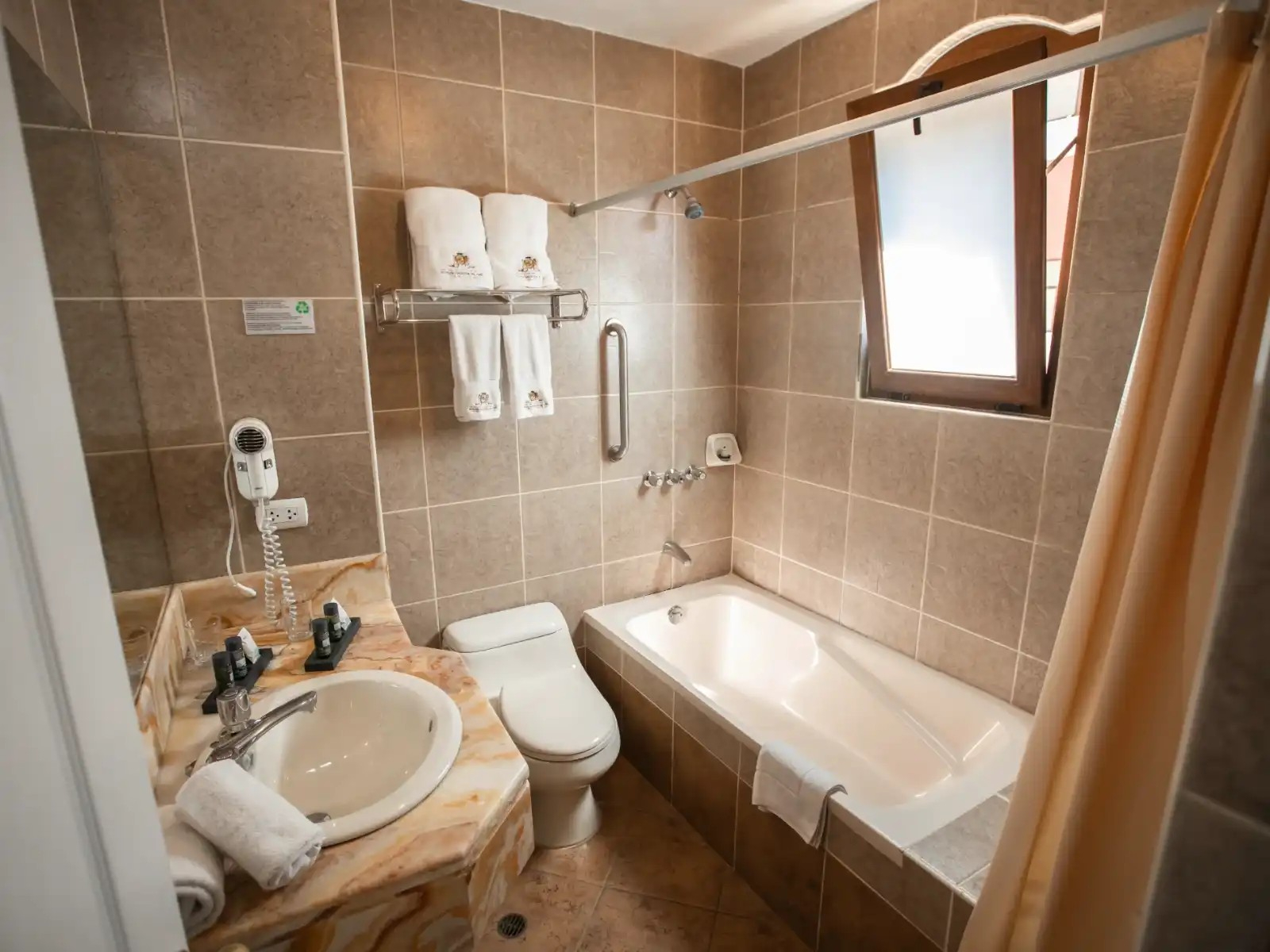 rondreis peru, puno, hotel hacienda plaza de armas - badkamer
