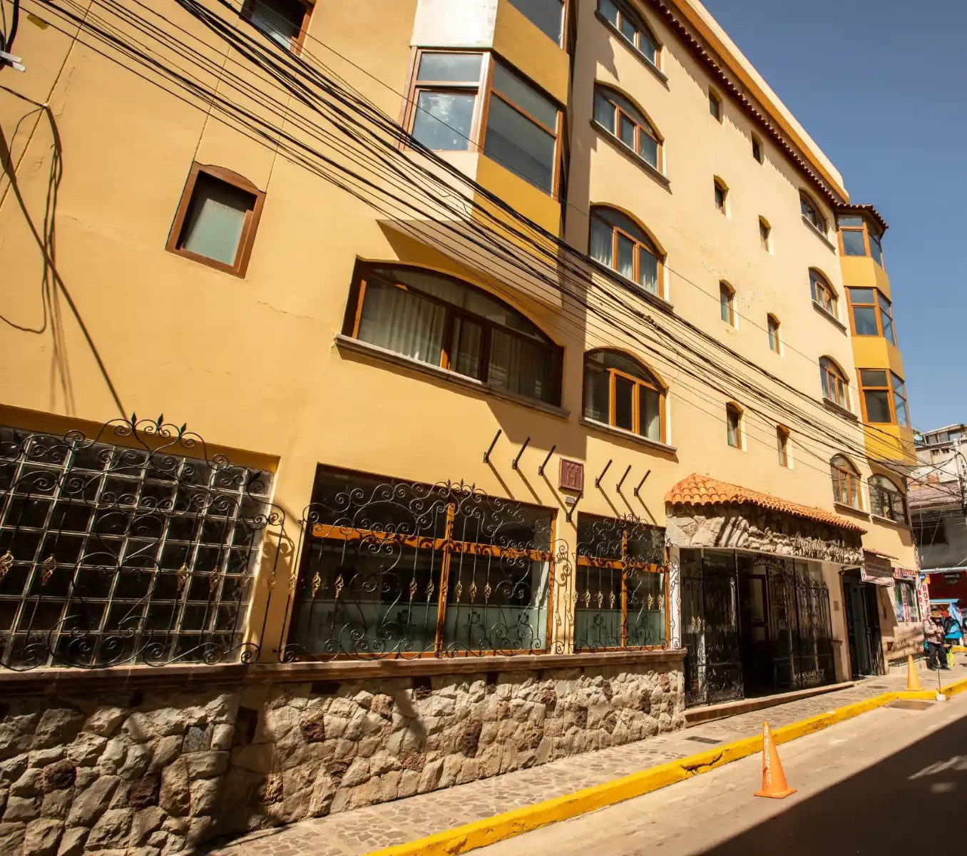 rondreis peru, puno, hotel hacienda plaza de armas - buitenaanzicht