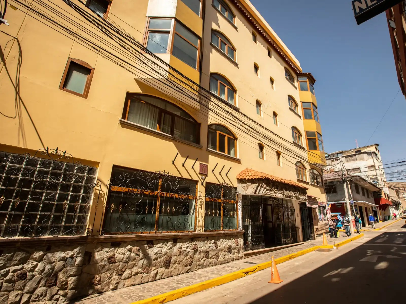 rondreis peru, puno, hotel hacienda plaza de armas - buitenaanzicht