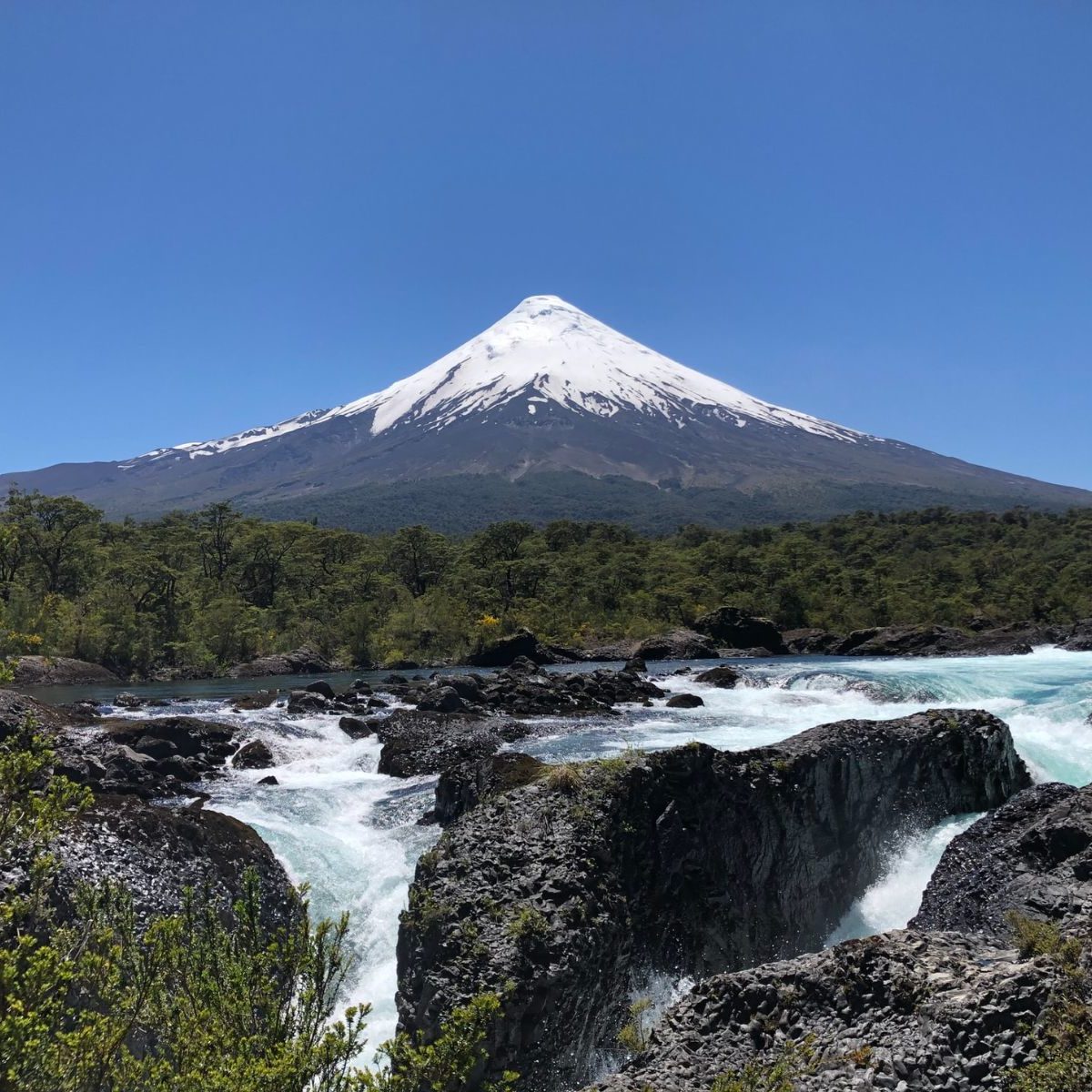 rondreis Chili, Puerto Varas, vulkaan met stromend water