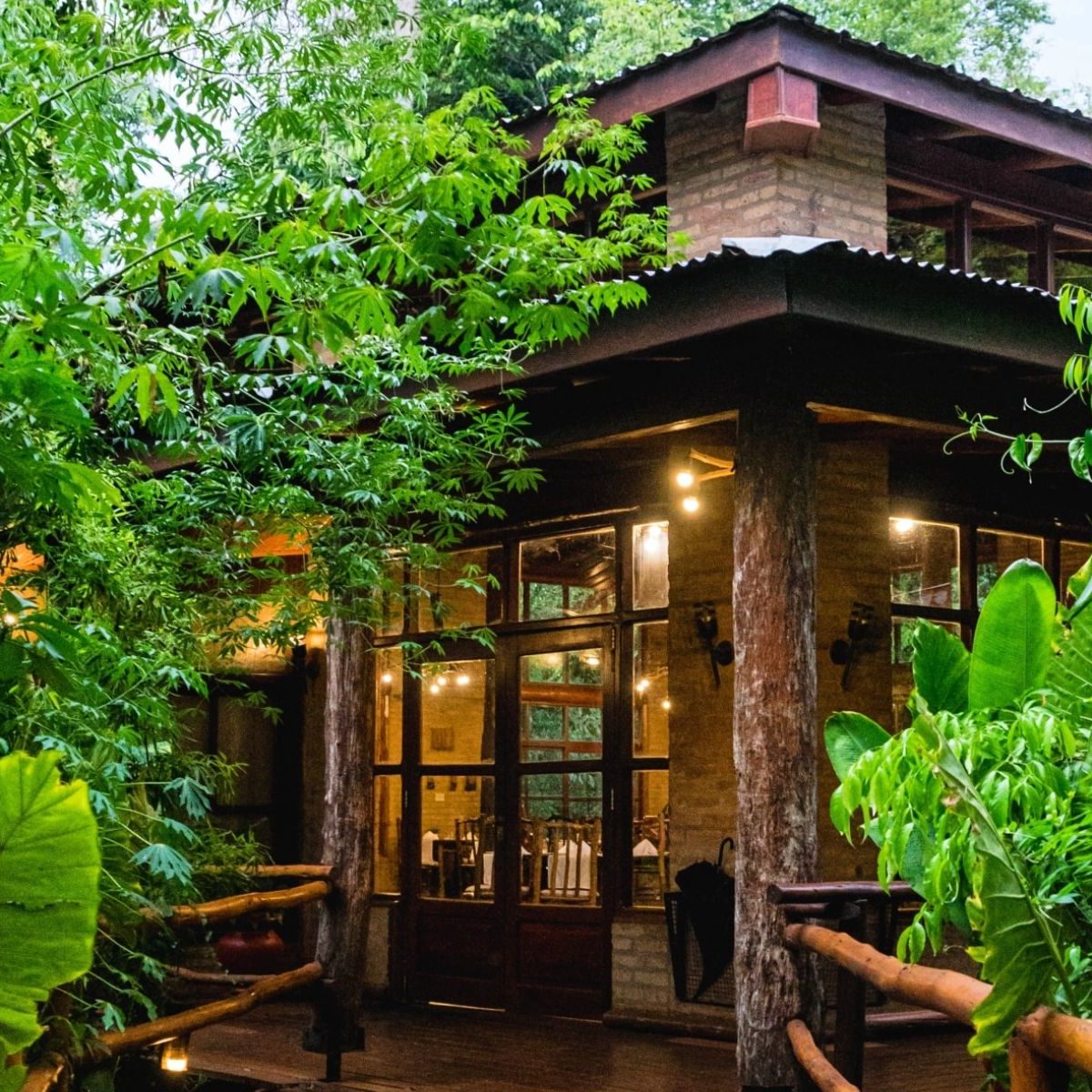 Rondreis Argentinie, Puerto Iguazu, La Aldea de la Selva - buitenaanzicht