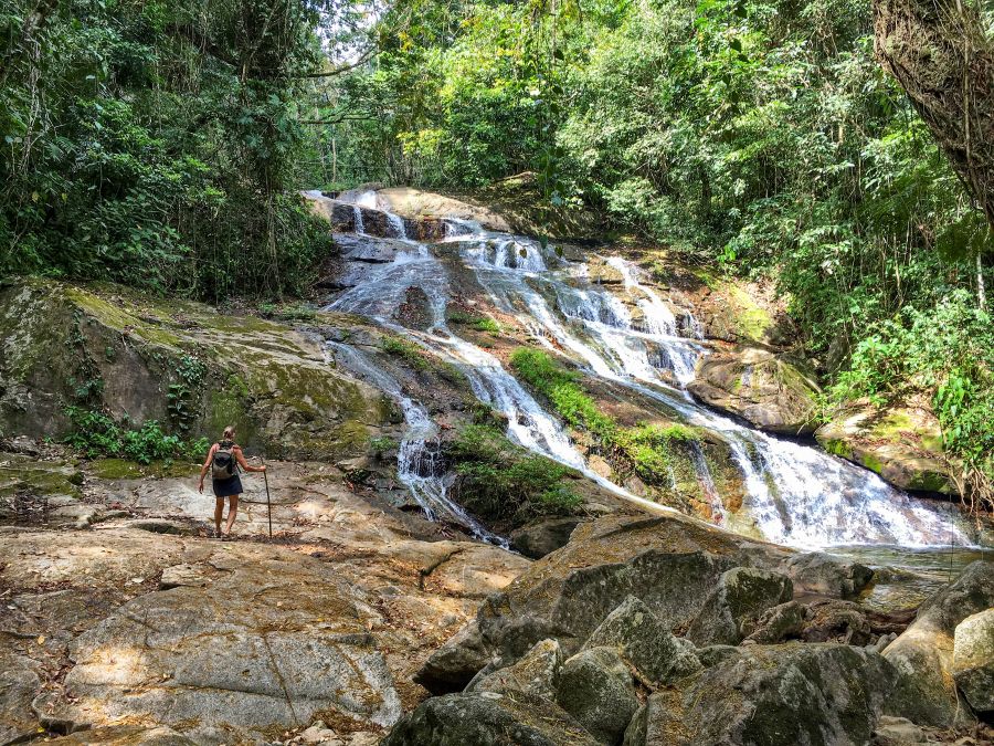Rondreis Belize, Bocawina National Park, hiker bij waterval