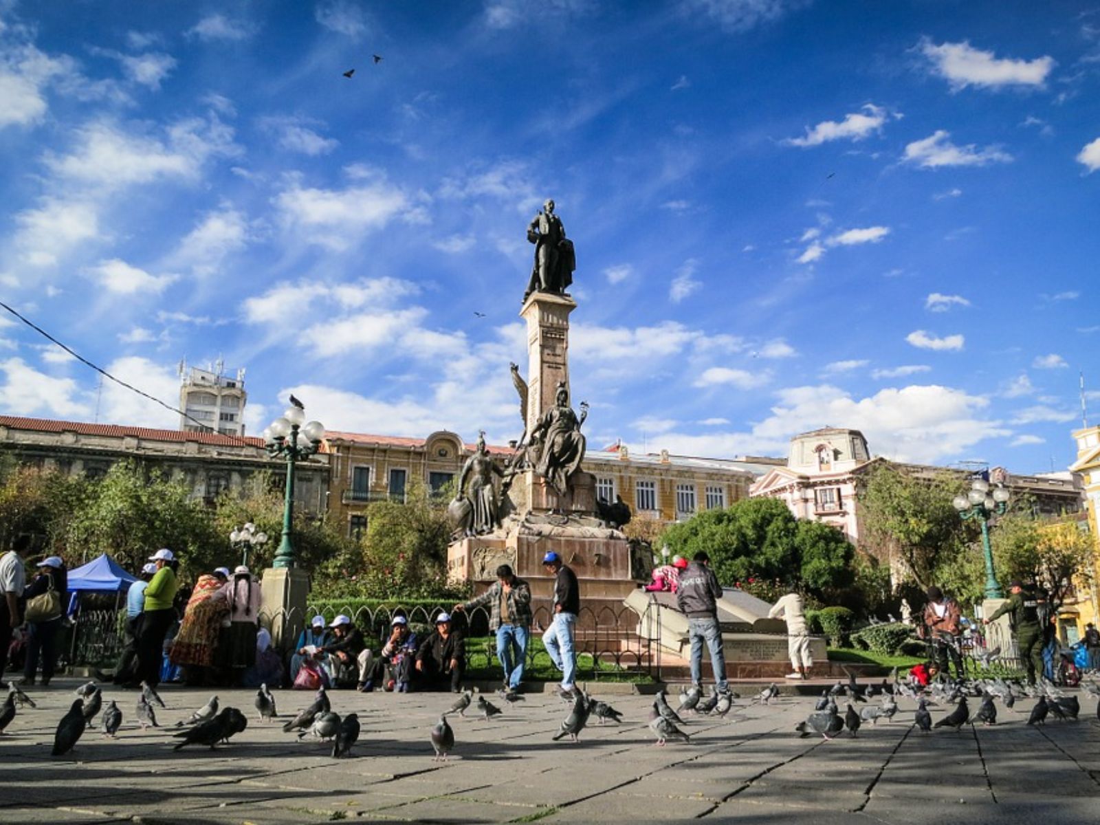 Rondreis Bolivia, La Paz, plein met standbeeld