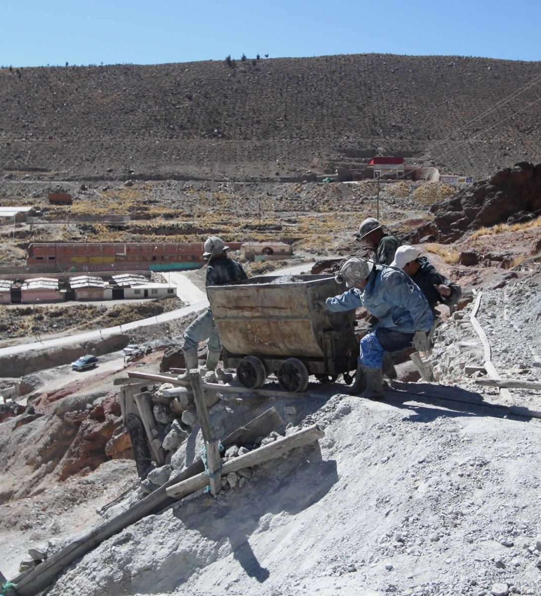 Rondreis Bolivia, Potosi, Zilvermijn buitenkant met werkers