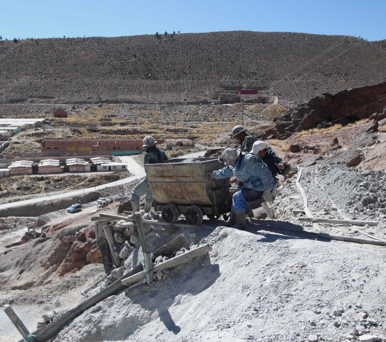 Rondreis Bolivia, Potosi, Zilvermijn buitenkant met werkers