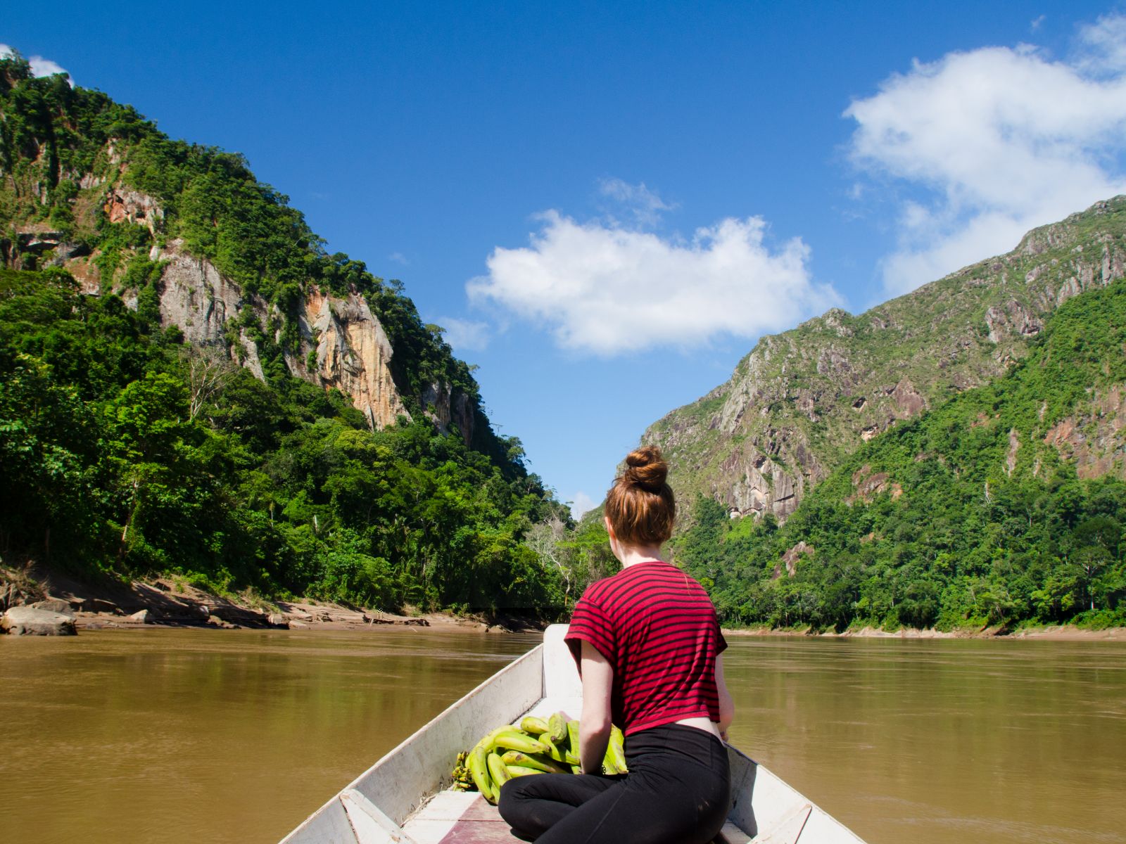 Rondreis Bolivia, Rurrenabaque, vrouw in boot