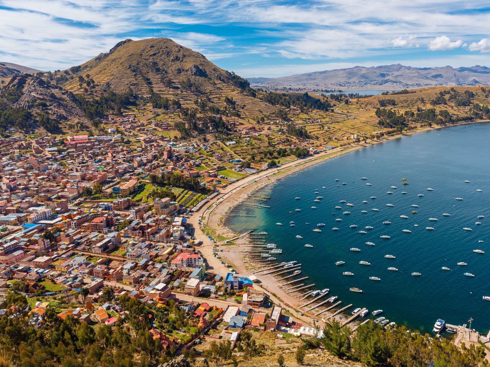 Rondreis Bolivia, Titicacameer (Copacabana), bovenaanzicht stad en meer
