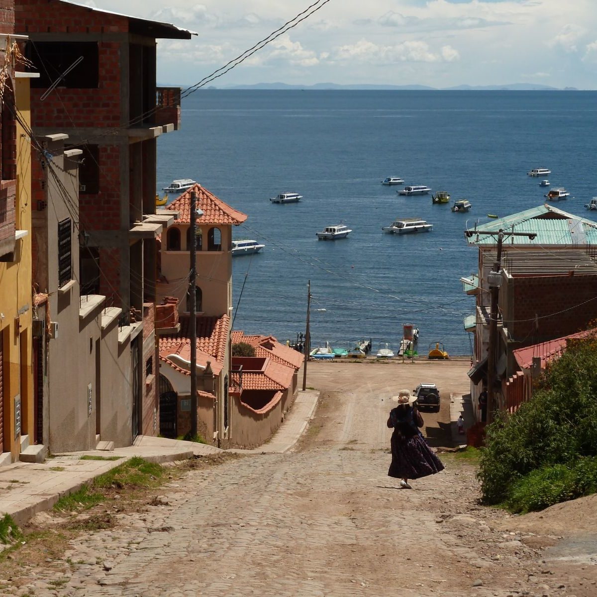 Rondreis Bolivia, Titicacameer (Copacabana), weg met uitzicht op het meer