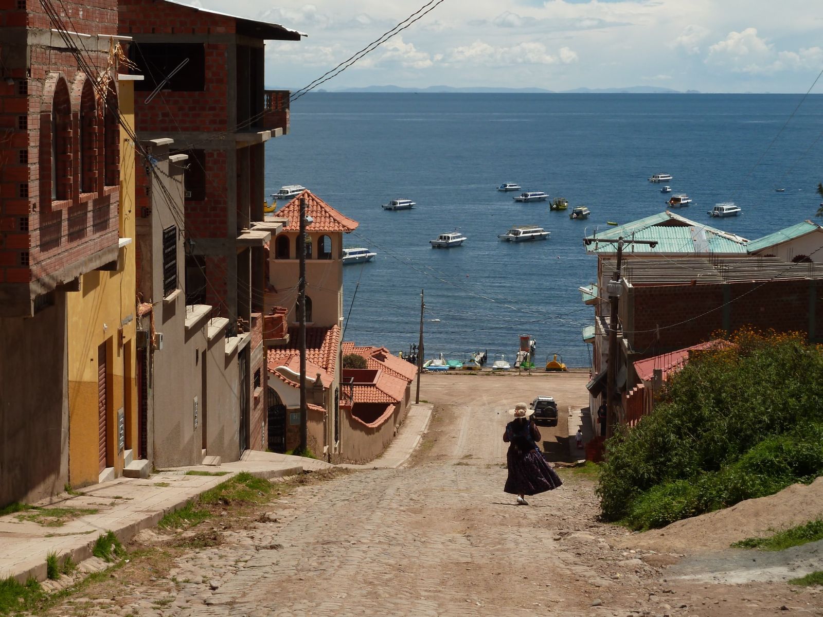 Rondreis Bolivia, Titicacameer (Copacabana), weg met uitzicht op het meer