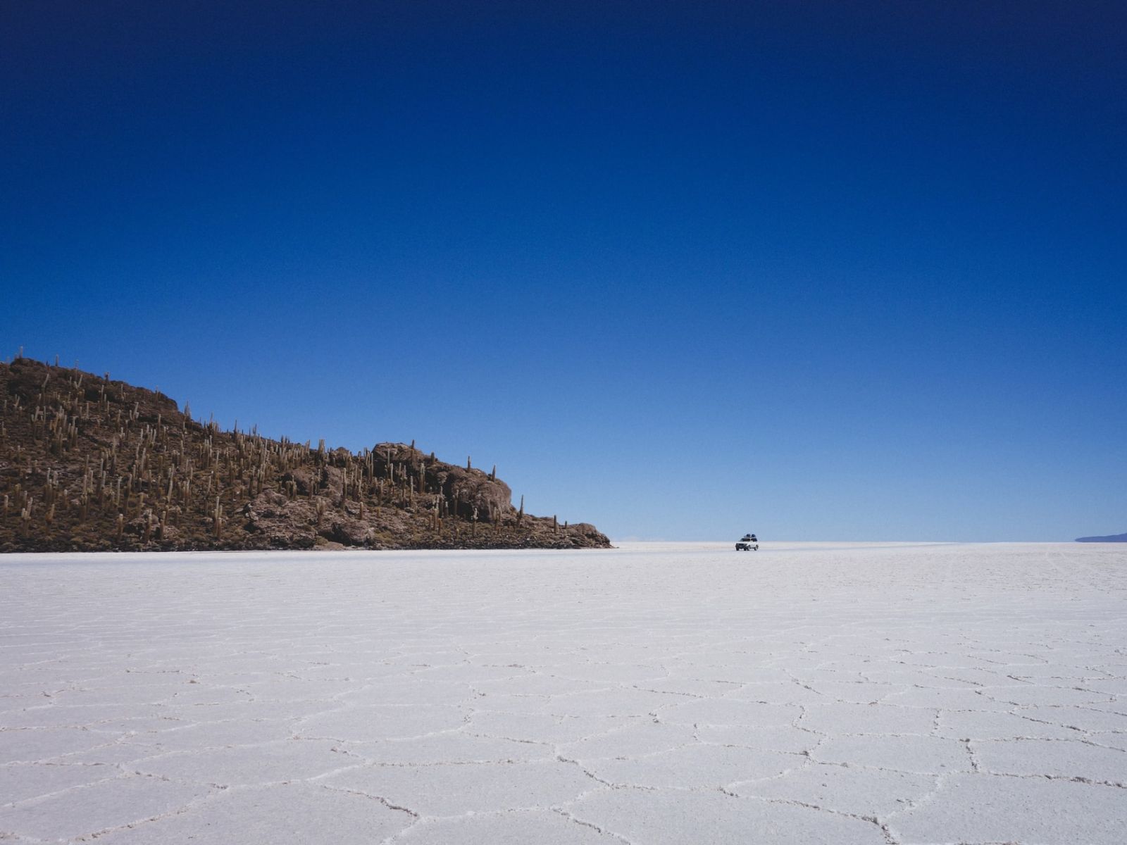 Rondreis Bolivia, Uyuni zoutvlaktes, zoutvlakte met auto