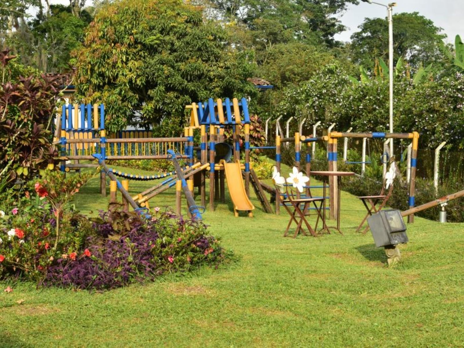 Rondreis Colombia, Armenia, Finca Los Girasoles speeltuin