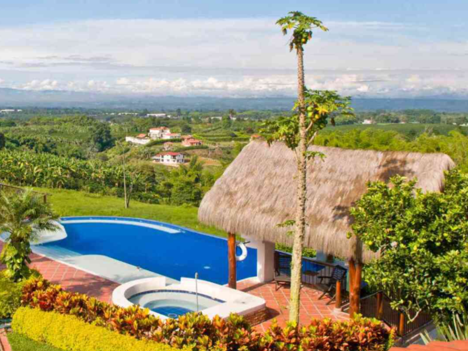 Rondreis Colombia, Armenia, Hacienda Combia zwembad