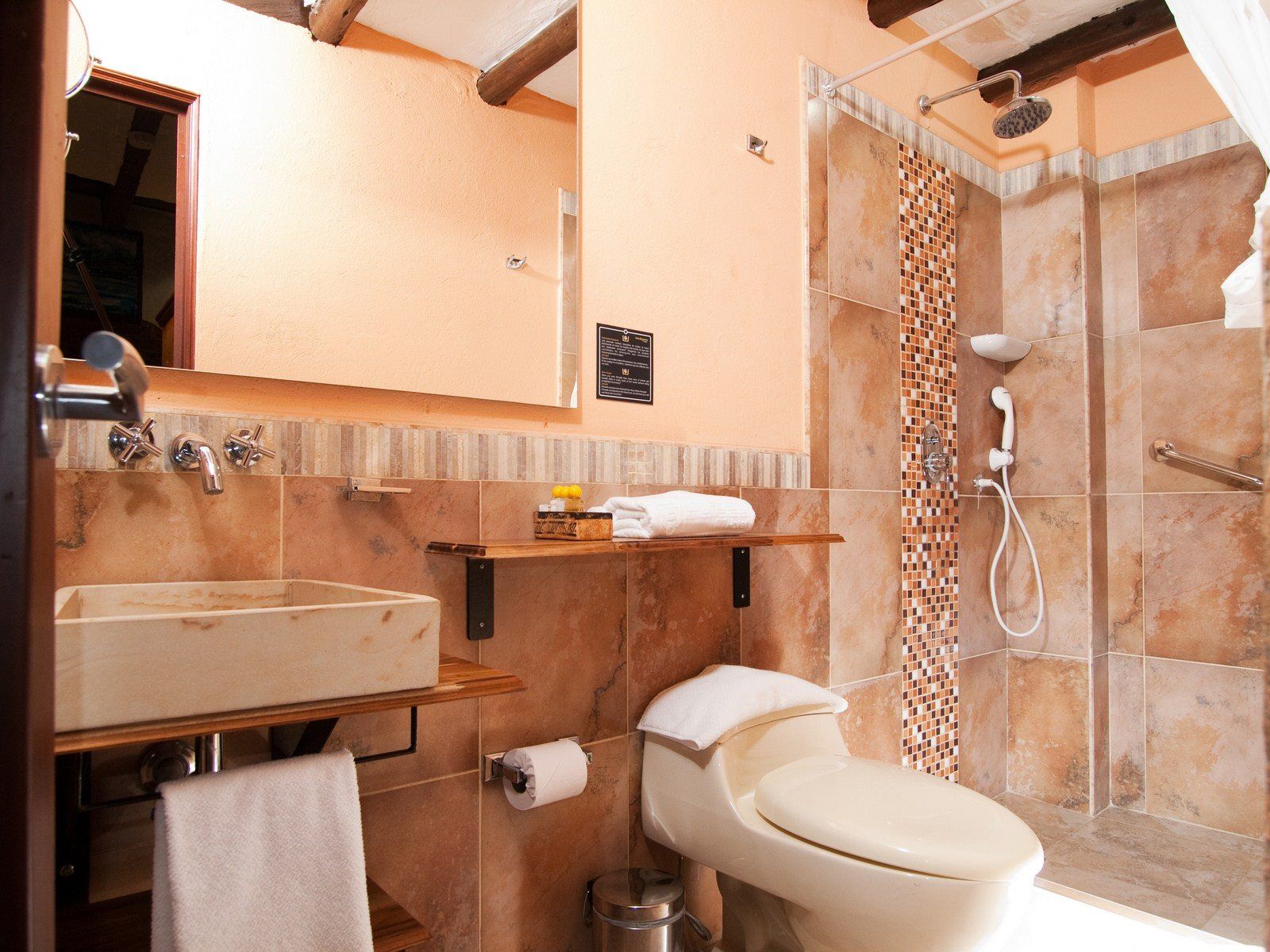 Rondreis Colombia, Bogota, Hotel Muisca, badkamer