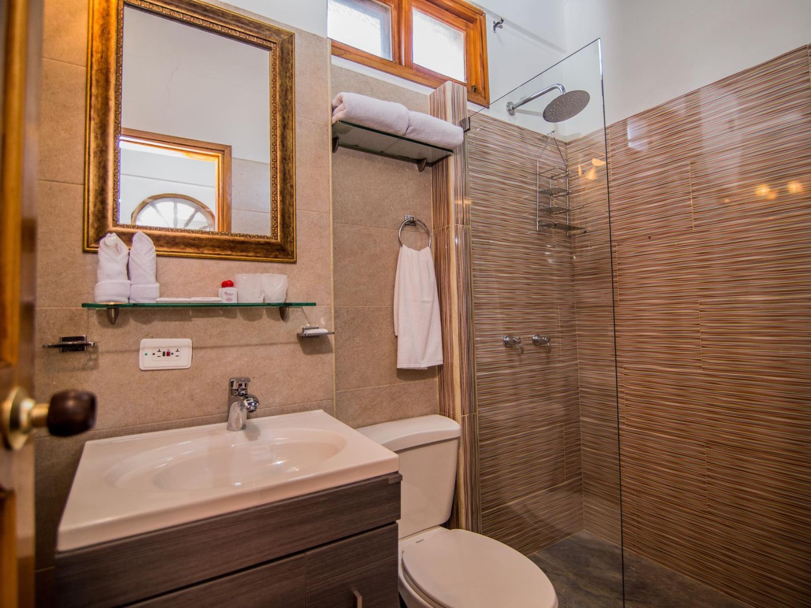 Rondreis Colombia, Cartagena, Hotel 3 Banderas, badkamer