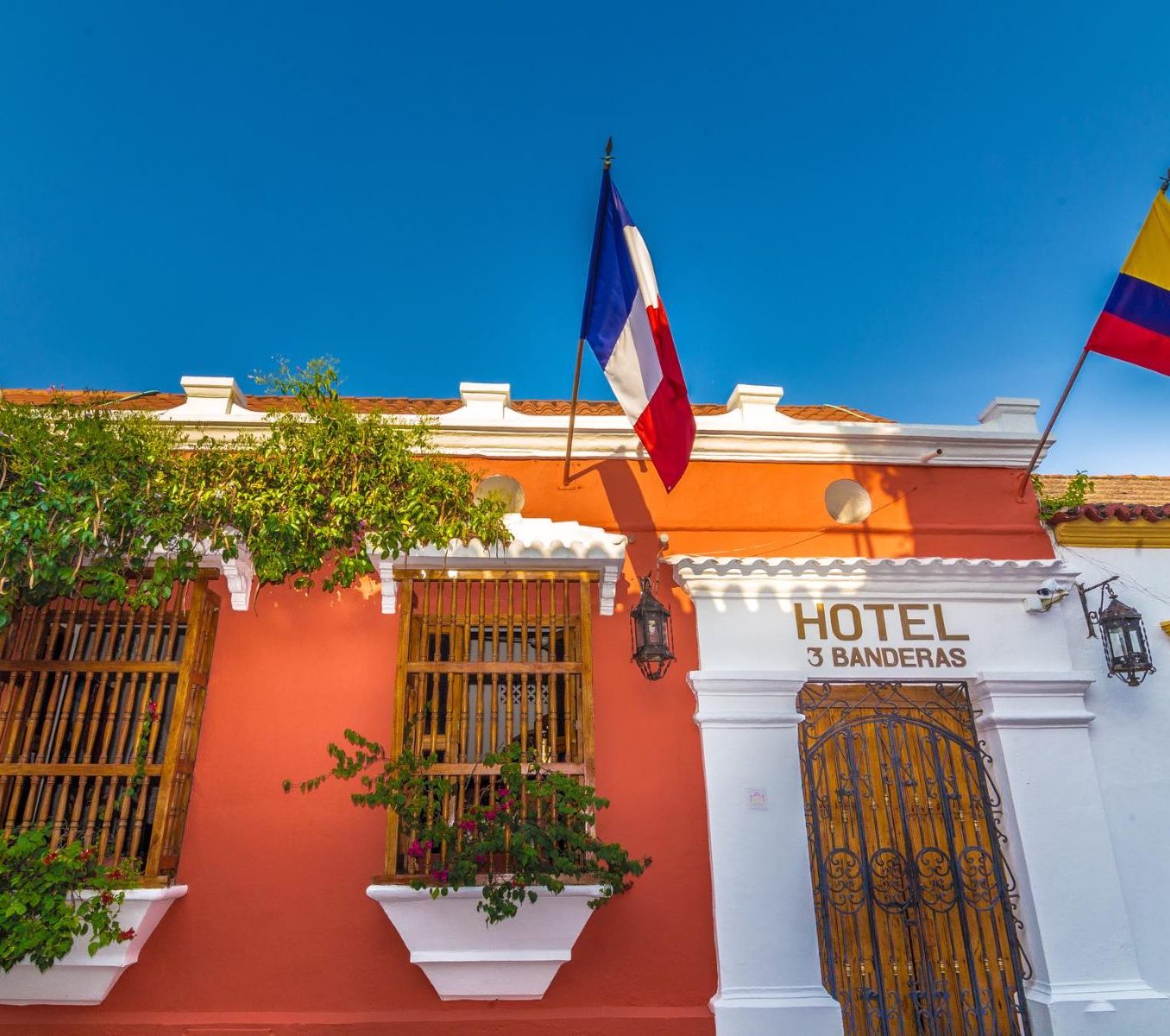 Rondreis Colombia, Cartagena, Hotel 3 Banderas, buitenaanzicht