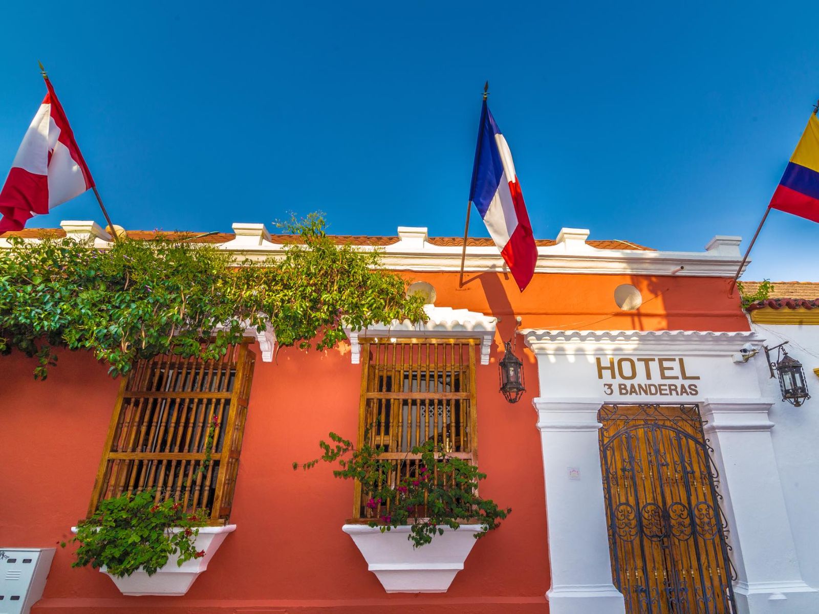 Rondreis Colombia, Cartagena, Hotel 3 Banderas, buitenaanzicht
