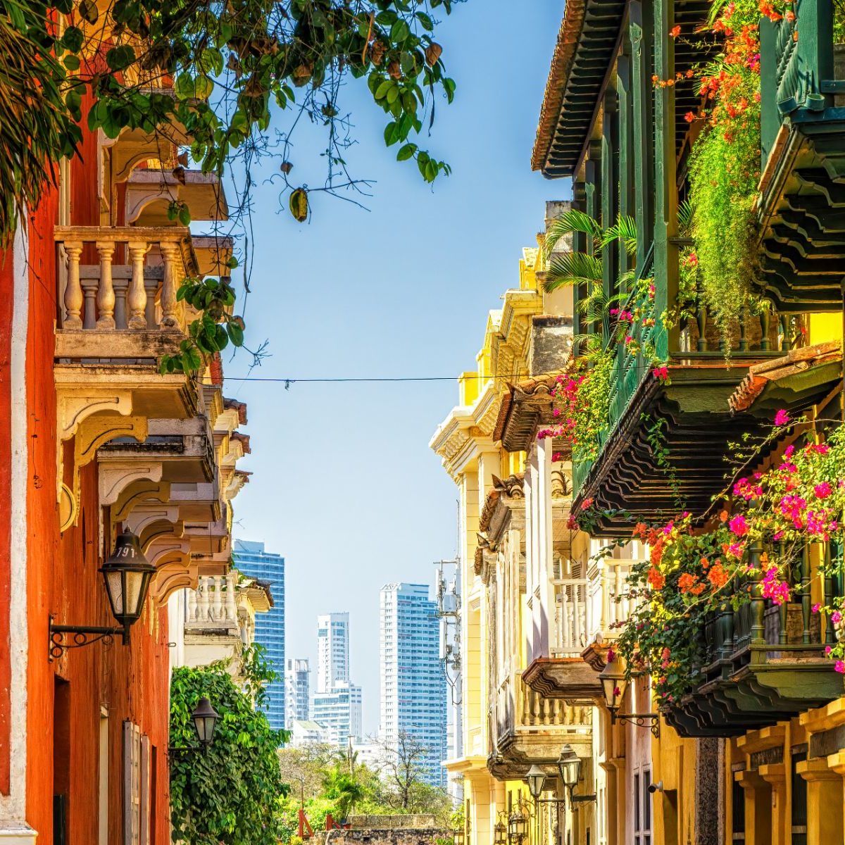 Rondreis Colombia, Cartagena kleurrijke straat
