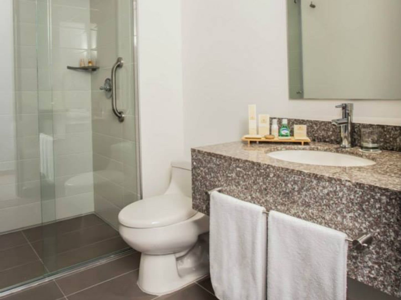 Rondreis Colombia, Neiva, GHL Neiva, badkamer