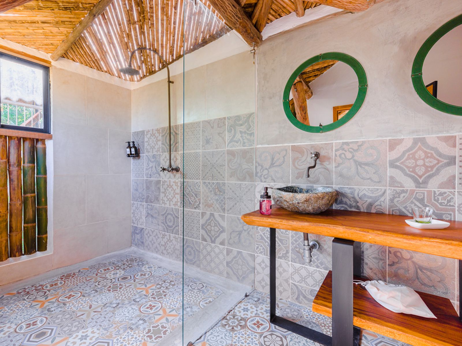 Rondreis Colombia, Salento, Kawa Mountain Retreat, badkamer