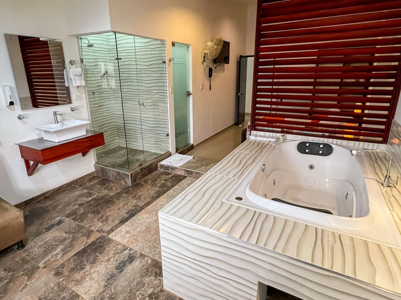 Rondreis Colombia, San Augustin, Terrazas de San Agustin - badkamer