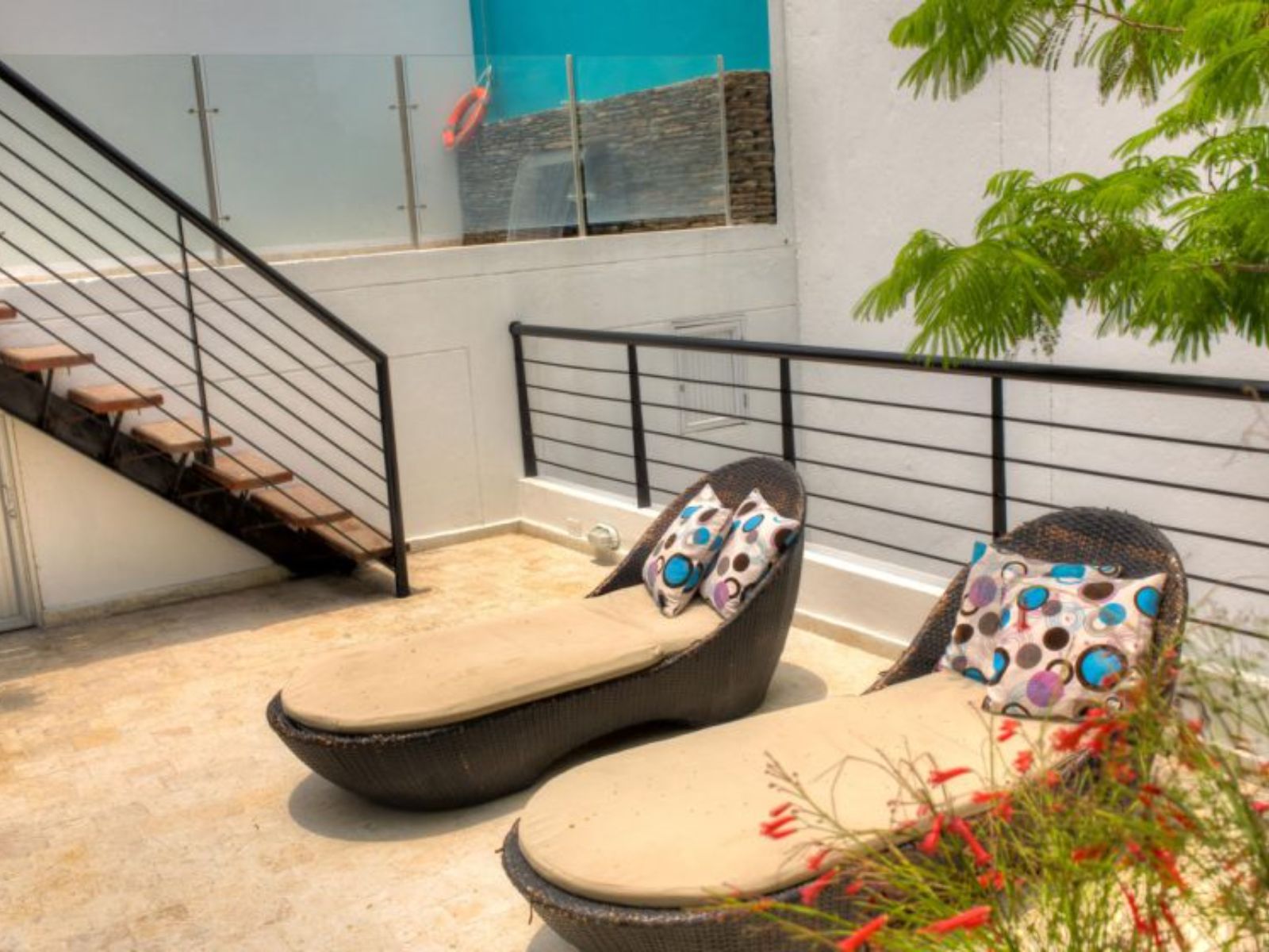 Rondreis Colombia, Santa Marta, Casa de Leda - ligstoelen