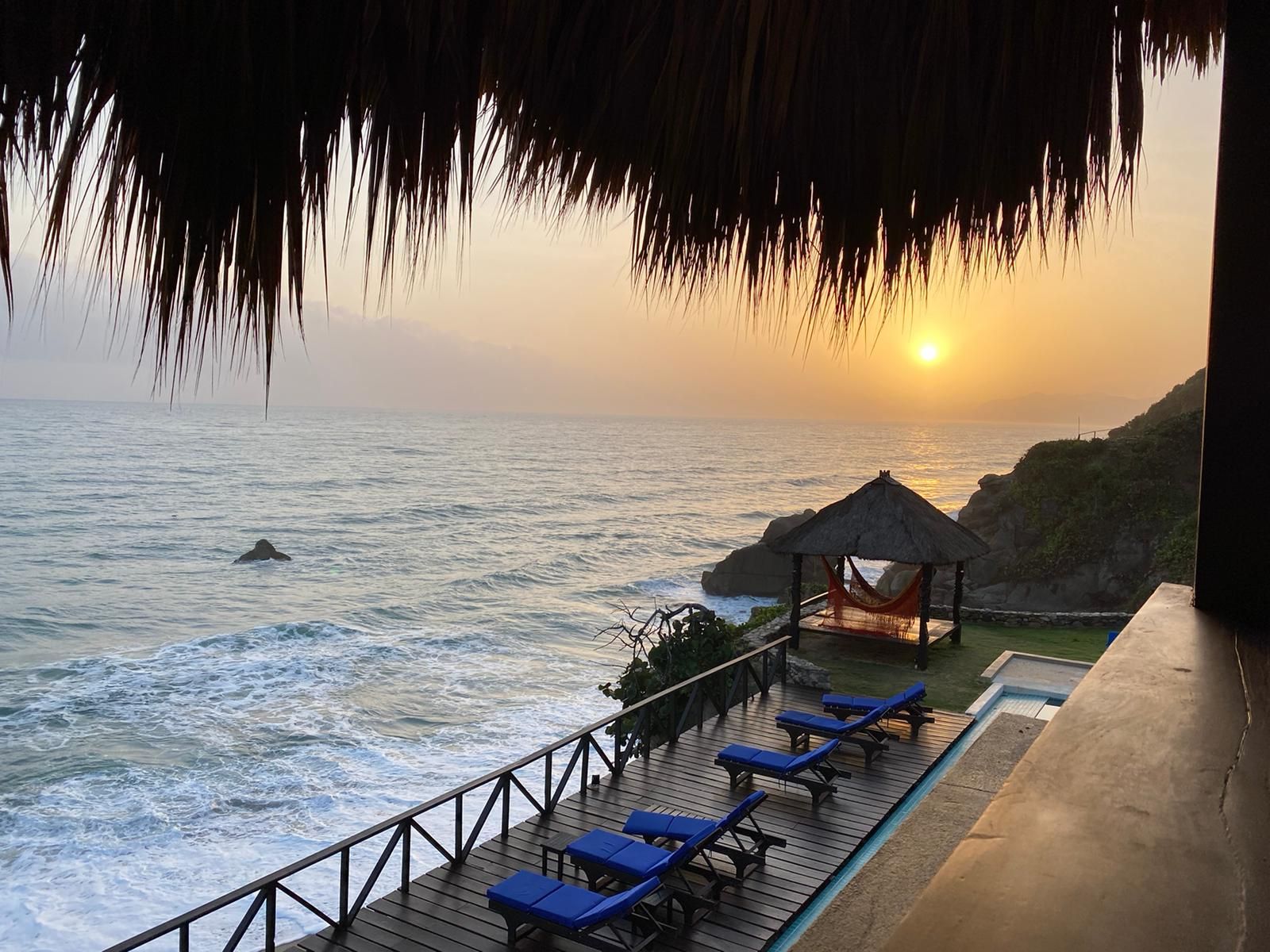 Rondreis Colombia, Tayrona, Casa Los Naranjos - strandstoelen