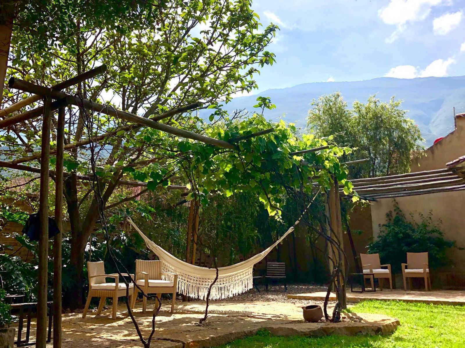 Rondreis Colombia, Villa de Leyva, Casa Terra - tuin met hangmat