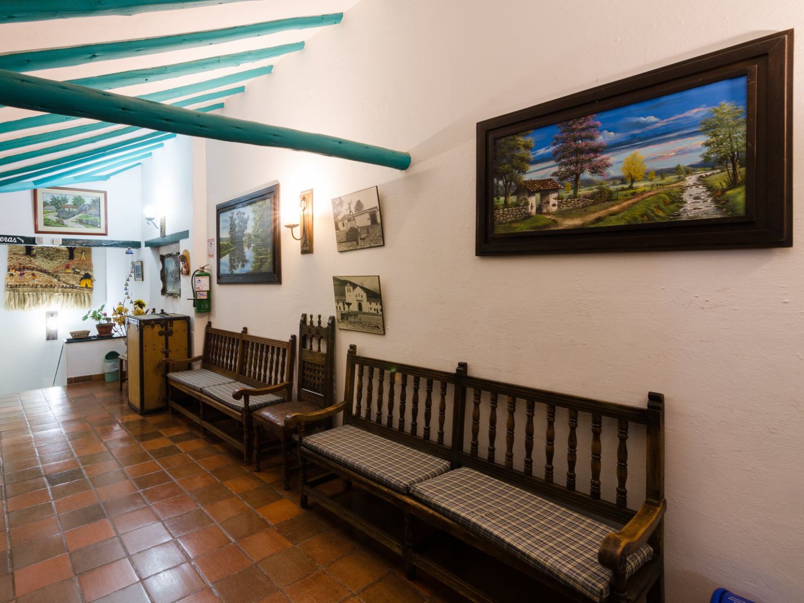 Rondreis Colombia, Villa de Leyva, Hotel Antonio Nariño - bankjes