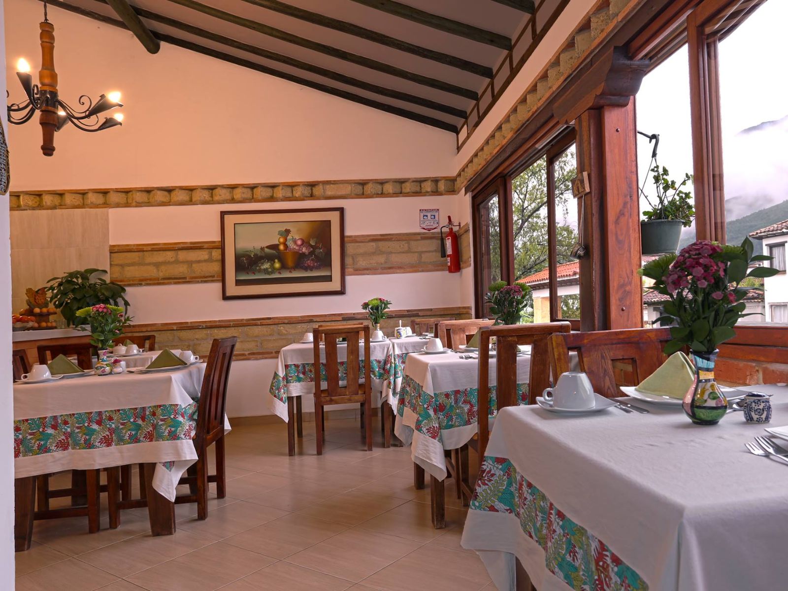 Rondreis Colombia, Villa de Leyva, Hotel Villa del Angel - eetruimte