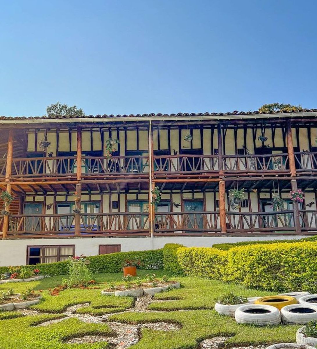 Rondreis Colombia,San Agustin, Akawanka lodge, buitenaanzicht