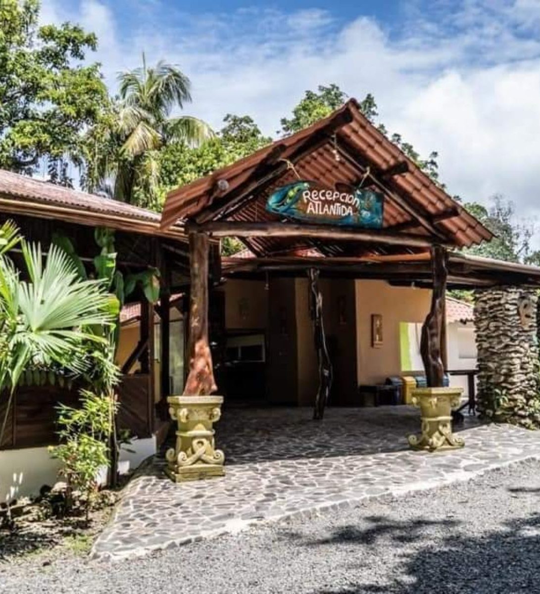 Rondreis Costa Rica, Cahuita, Atlantida Lodge, buitenaanzicht