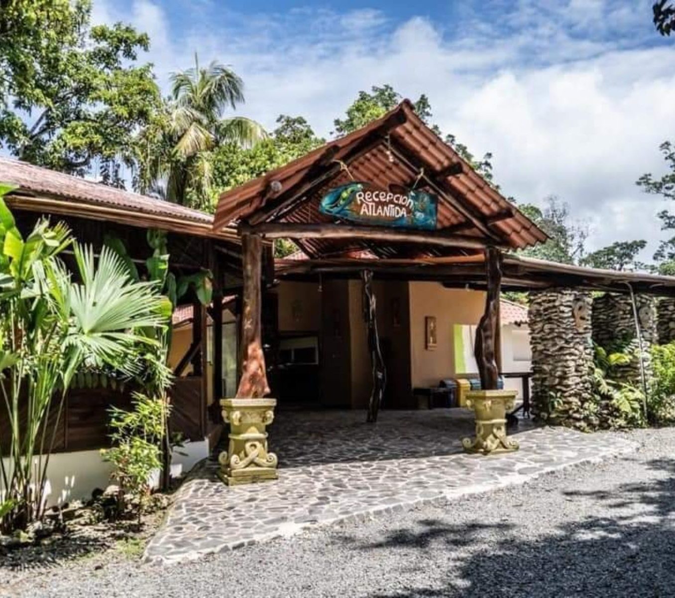 Rondreis Costa Rica, Cahuita, Atlantida Lodge, buitenaanzicht