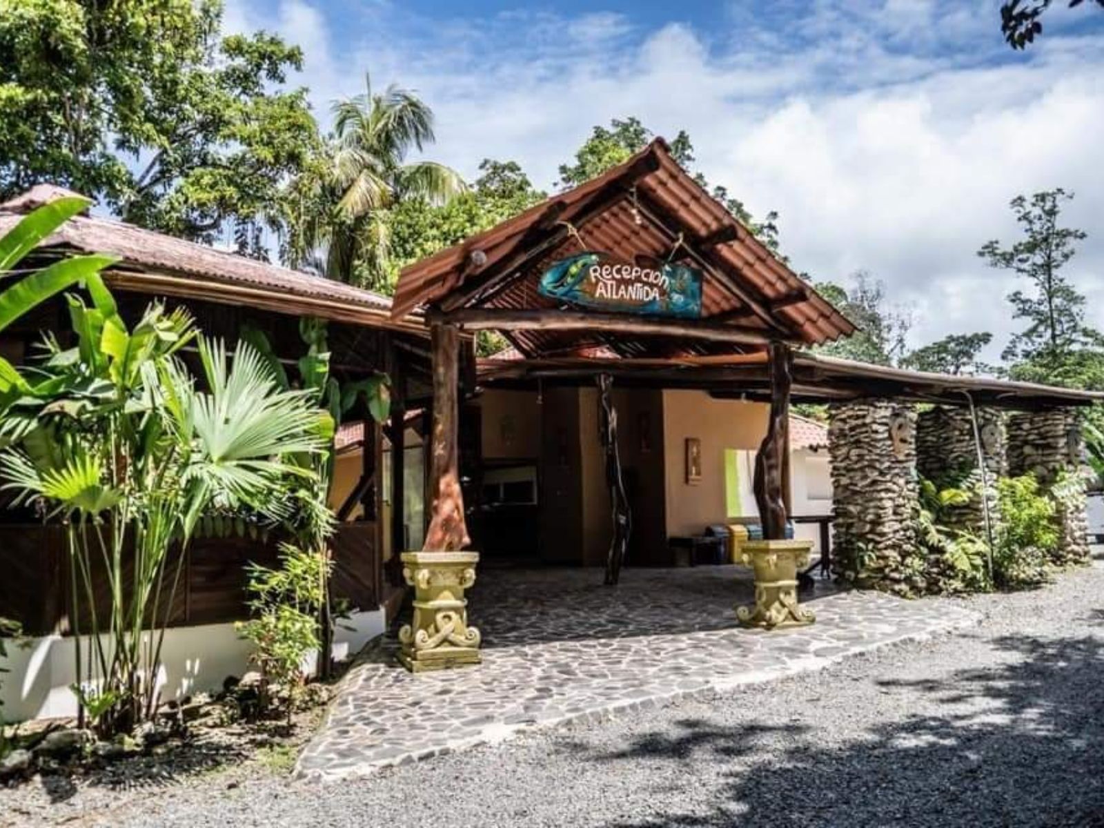 Rondreis Costa Rica, Cahuita, Atlantida Lodge, buitenaanzicht
