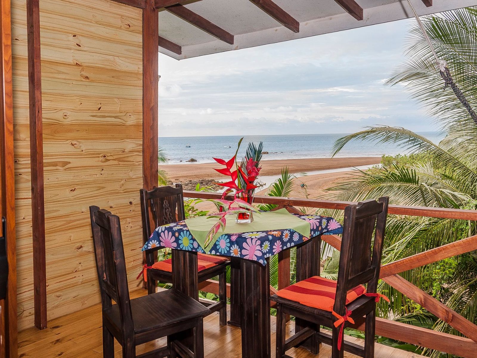 Rondreis Costa Rica, Drake Bay, Corcovado, Pirate Cove, eettafel met uitzicht