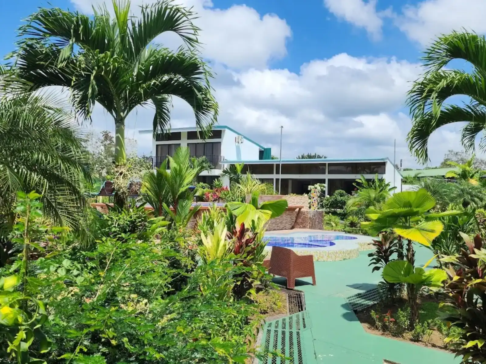 Rondreis Costa Rica, La Fortuna, Hotel Secreto, buitenaanzicht met zwembad