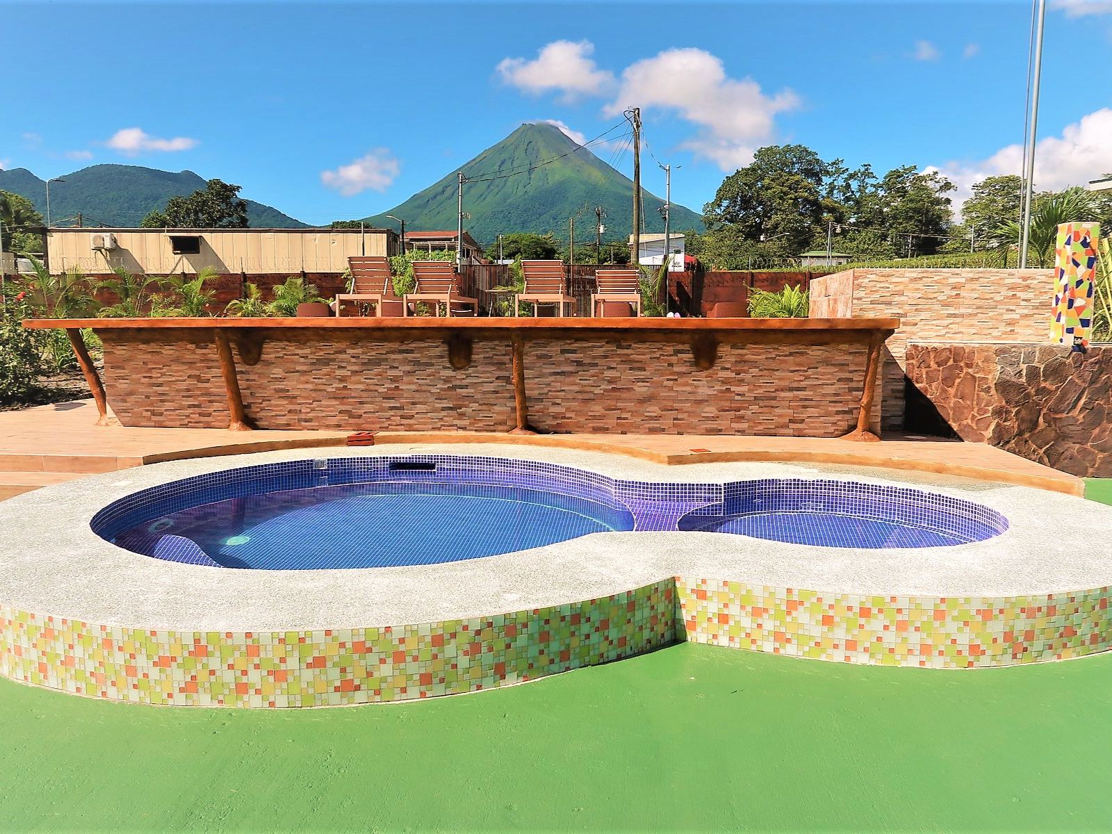 Rondreis Costa Rica, La Fortuna, Hotel Secreto, zwembad met uitzicht op vulkaan