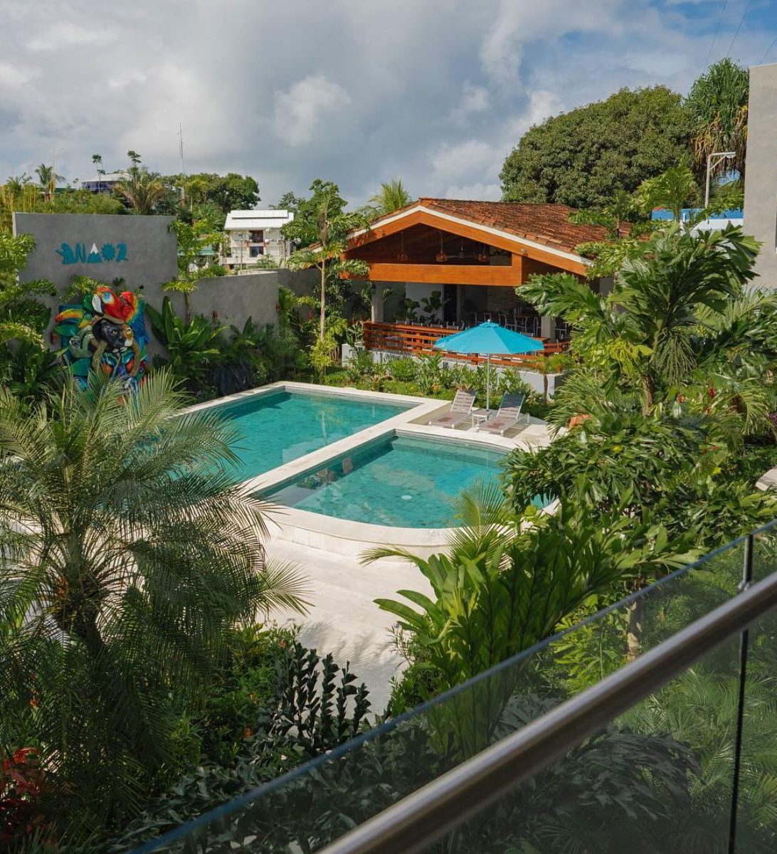 Rondreis Costa Rica, Manuel Antonio, Hotel Naoz, uitzicht op zwembad