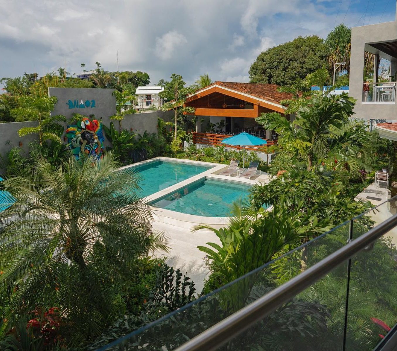 Rondreis Costa Rica, Manuel Antonio, Hotel Naoz, uitzicht op zwembad