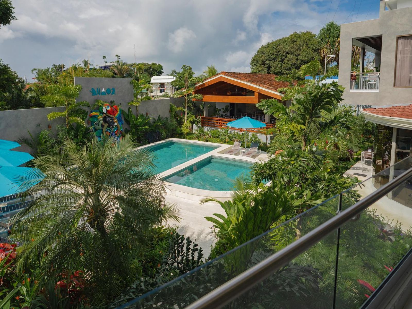 Rondreis Costa Rica, Manuel Antonio, Hotel Naoz, uitzicht op zwembad