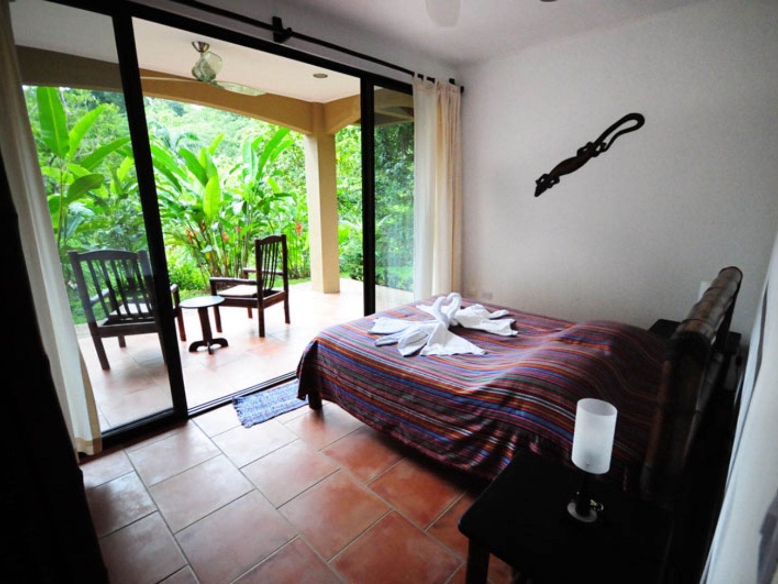 Rondreis Costa Rica, Ojochal, Rio Tico Safari Lodge, tweepersoonskamer gebouw
