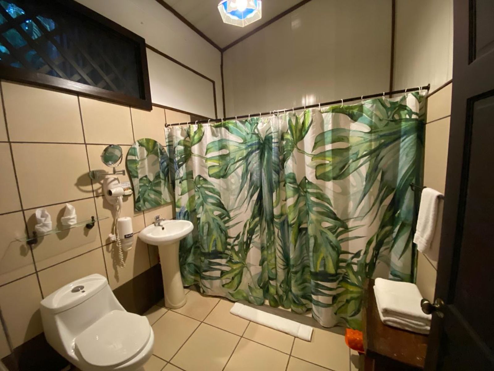 Rondreis Costa Rica, Puerto Viejo de Sarapiqui, La Quinta Sarapiqui Lodge, Badkamer