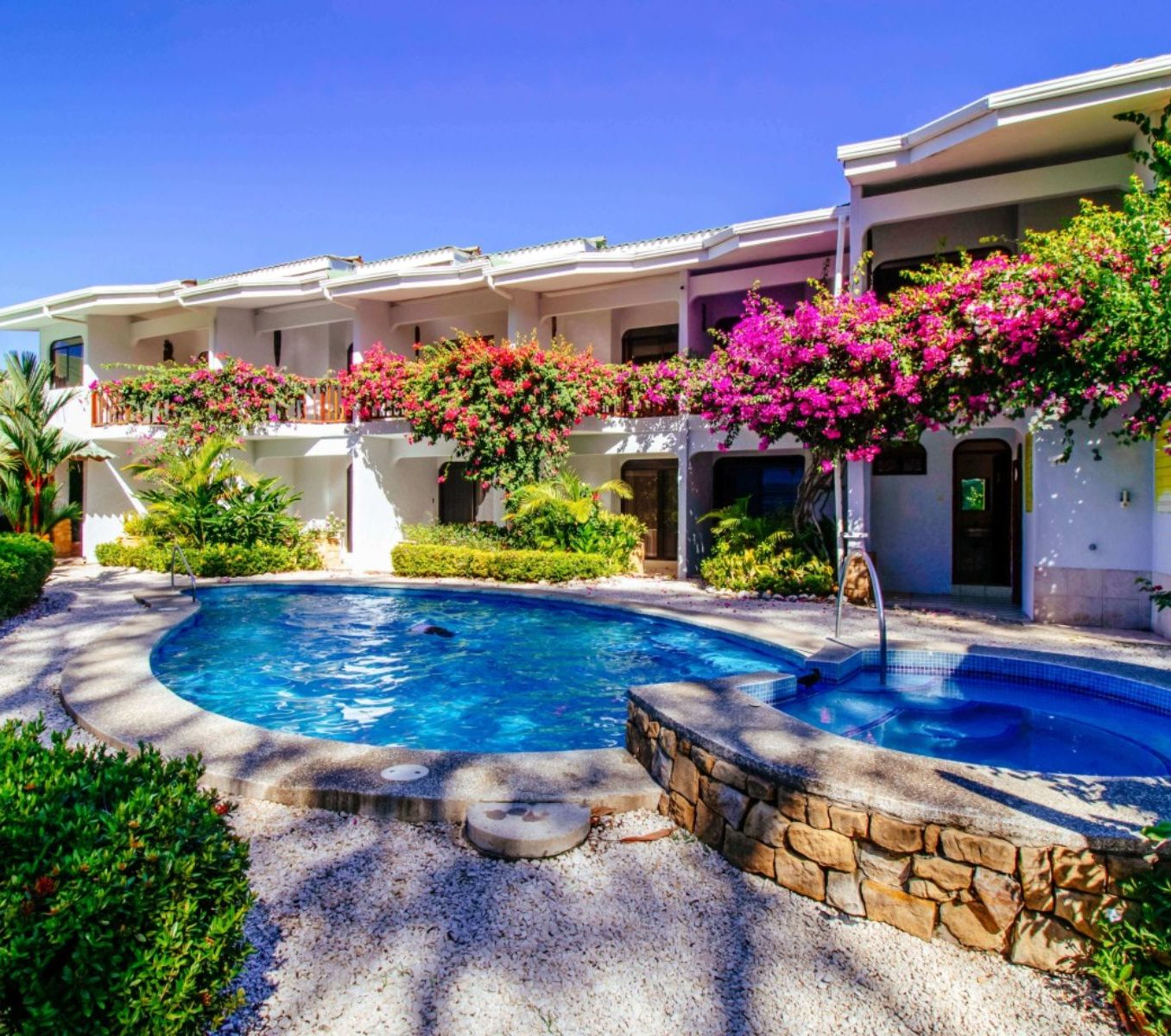 Rondreis Costa Rica, Samara, Hotel Giada, buitenaanzicht accommodatie